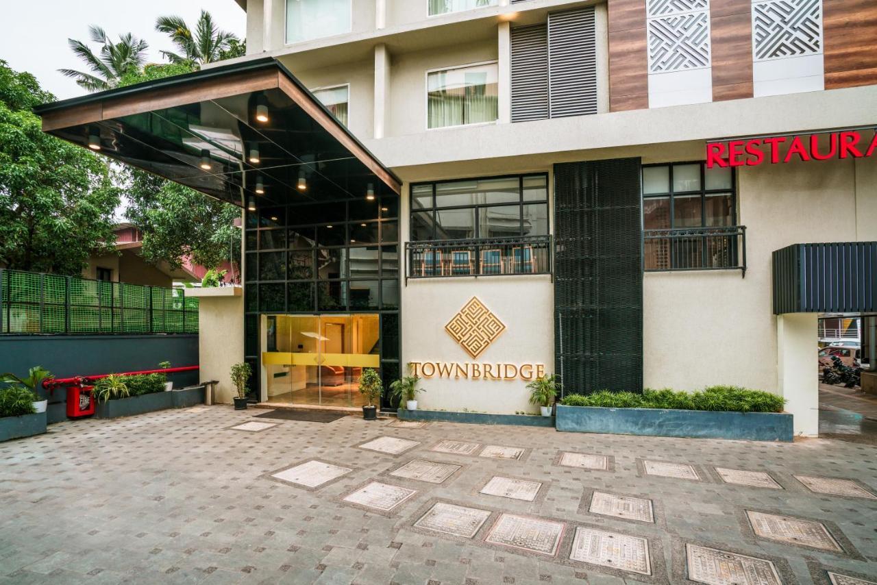 Townbridge Hotels & Suites Kochi Exterior foto